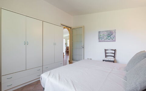Malù House: Pavimentazione, Pavimento, Interior Design, Mobilia, Letto, Soffitto, Camera Da Letto, Camera, Illuminazione, Appartamento