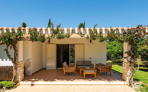 Malù House: Shade, Giardino, Mobili Da Esterno, Vaso Di Fiori, Struttura Esterna, Landscaping, Backyard, Hacienda, Estate, Eco Hotel