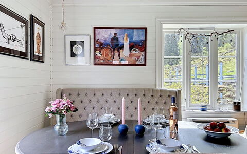 Ese Panorama: Mobilia, Interior Design, Pavimentazione, Legna, Pavimento, Tavolo, Illuminazione, Sedia, Cucina & Sala Da Pranzo Tavolo, Sala Da Pranzo