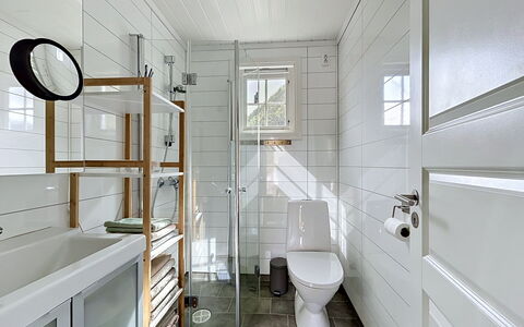 Ese Panorama: Pavimentazione, Interior Design, Pavimento, Idraulico Fixture, Bagno, Piastrella, Soffitto, Idraulico, Gabinetto, Rubinetto