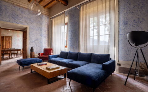Villa Il Casalino, Florentine Hills with Pool: Mobilia, Interior Design, Pavimentazione, Pavimento, Legna, Divano, Tavolo, Soffitto, Illuminazione, Soggiorno