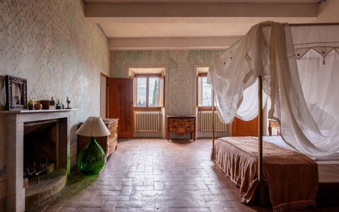 Villa Il Casalino, Florentine Hills with Pool: Pavimentazione, Legna, Mobilia, Pavimento, Interior Design, Soffitto, Camera Da Letto, Illuminazione, Camera, Letto