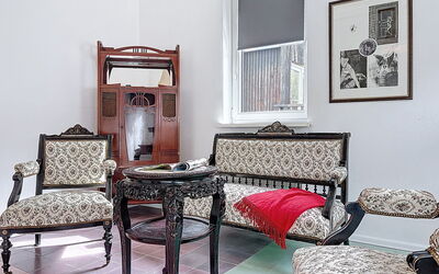 Wohnung 3 3.3: Mobilia, Interior Design, Pavimentazione, Pavimento, Sedia, Cornice, Illuminazione, Camera, Tavolo, Soggiorno