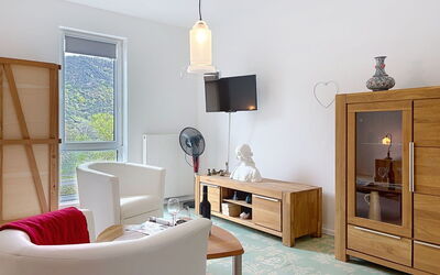 Apartmenthaus 110 3.6: Mobilia, Interior Design, Pavimentazione, Parete, Legna, Pavimento, Camera, Tavolo, Soggiorno, Casa