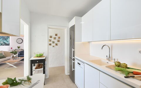 El Veril: Cucina, Controsoffitto, Elettrodomestico Da Cucina, Interior Design, Pavimentazione, Apparecchio Major, Cabinetry, Legna, Lavello, Mobilia