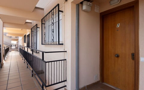 Pompeyo Ii: Pavimento, Appartamento, Corrimano, Balcone, Bicchiere, Condominio, Color Legno, Colonna, Design, Latifoglie