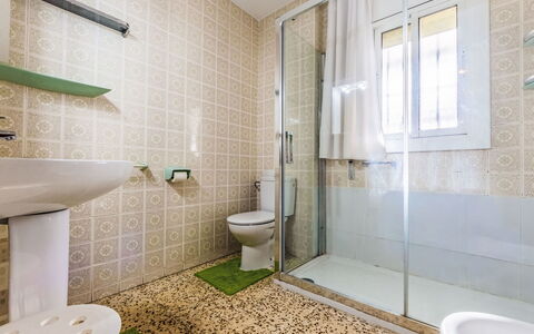 Tomas de Victoria: Pavimentazione, Pavimento, Idraulico Fixture, Bagno, Interior Design, Gabinetto, Toilet Seat, Piastrella, Idraulico
