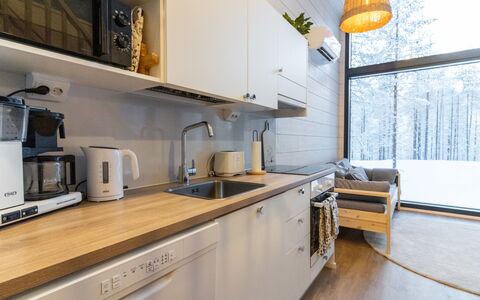 Soutaja Lodge: Cucina, Controsoffitto, Elettrodomestico Da Cucina, Mobilia, Legna, Interior Design, Pavimentazione, Apparecchio Major, Cabinetry, Elettrodomestico