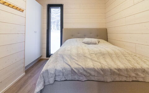 Soutaja Lodge: Camera Da Letto, Legna, Pavimentazione, Letto, Pavimento, Lenzuolo, Bedding, Interior Design, Telaio Del Letto, Pavimento In Legno