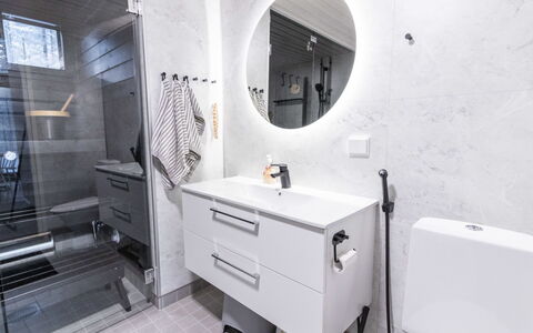 Soutaja Lodge: Pavimentazione, Interior Design, Idraulico Fixture, Pavimento, Mobiletto Del Bagno, Lavello, Lavandino Del Bagno, Bagno, Rubinetto, Soffitto