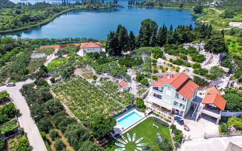 Solo: Arbusto, Zona Residenziale, Casa, Estate, Giardino, Prato, Landscaping, Cortile, Dimora, Villa