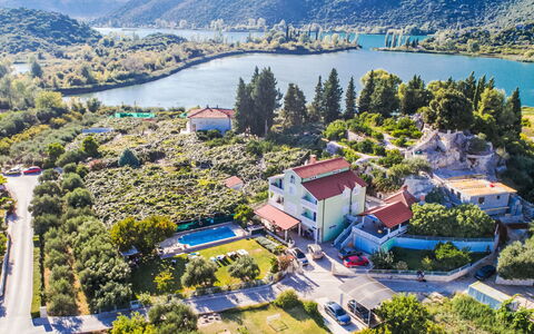 Solo: Arbusto, Zona Residenziale, Casa, Estate, Giardino, Prato, Landscaping, Cortile, Dimora, Villa