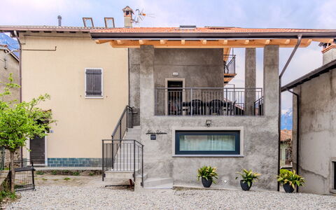 Colico 132: Parete, Casa, Casa, Facciata, Porta, Zona Residenziale, Villetta, Balcone, Calcestruzzo, Le Scale