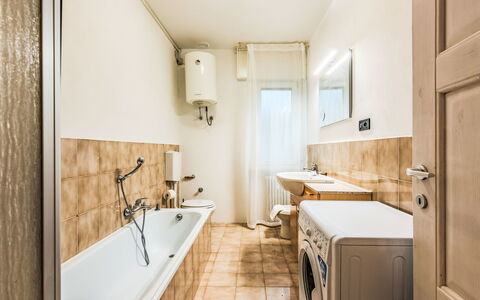 Livia: Pavimentazione, Idraulico Fixture, Bagno, Pavimento, Interior Design, Idraulico, Soffitto, Rubinetto, Camera, Gabinetto