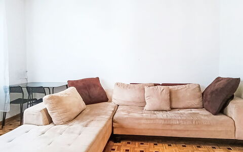 Livia: Mobilia, Pavimentazione, Pavimento, Legna, Interior Design, Divano, Soggiorno, Cuscino, Camera, Comfort