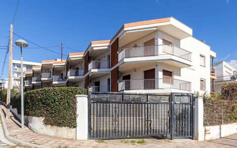 Delfines: Zona Residenziale, Facciata, Quartiere, Appartamento, Balcone, Insediamento Umano, Urban Design, Casa, Uso Misto, Condominio