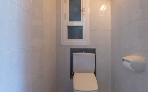 Delfines: Toilet Seat, Gabinetto, Bagno, Parete, Idraulico Fixture, Pavimentazione, Interior Design, Pavimento, Idraulico, Piastrella