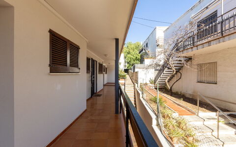 Delfines: Appartamento, Corrimano, Balcone, Shade, Condominio, Illuminazione Diurna, Portico, Recinzione, Colonna