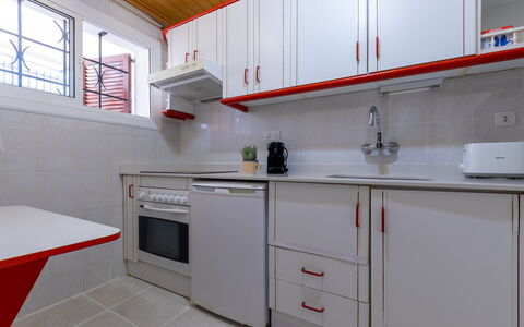 Delfines: Cucina, Apparecchio Major, Controsoffitto, Elettrodomestico Da Cucina, Lavandino Della Cucina, Pavimentazione, Cabinetry, Interior Design, Lavello, Pavimento