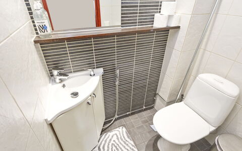Levin Otava 2: Idraulico Fixture, Pavimentazione, Bagno, Pavimento, Gabinetto, Interior Design, Toilet Seat, Idraulico, Lavello, Piastrella
