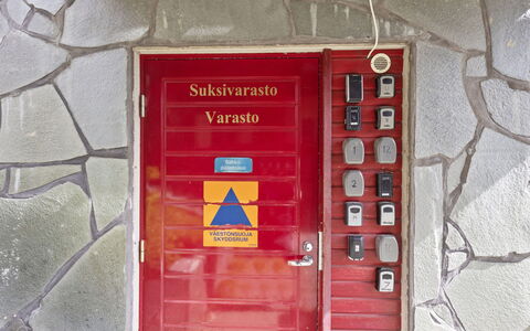Levin Otava 2: Rosso, Dipingere, Cartello