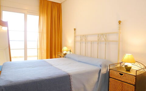 Altea Dorada: Camera Da Letto, Letto, Camera, Mobilia, Proprietà, Lenzuolo, Telaio Del Letto, Interior Design, Parete, Pavimento
