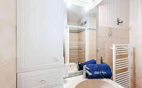 Le Racine: Pavimentazione, Interior Design, Idraulico Fixture, Pavimento, Bagno, Mobiletto Del Bagno, Rubinetto, Specchio, Camera, Idraulico