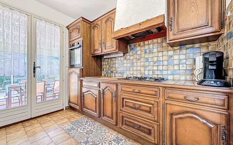 Le Racine: Cucina, Controsoffitto, Legna, Cabinetry, Pavimentazione, Interior Design, Pavimento, Casa, Credenza, Camera