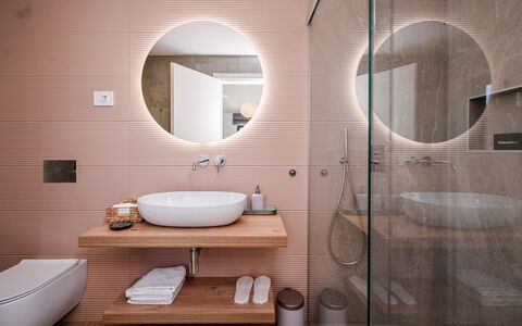 Vonskari: Parete, Bagno, Interior Design, Lavandino Del Bagno, Idraulico Fixture, Pavimentazione, Pavimento, Lavello, Specchio, Idraulico