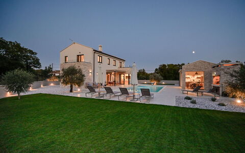 Vonskari: Cielo, Casa, Casa, Estate, Tetto, Villetta, Villa, Dimora, Agriturismo, Landscaping