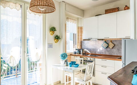 Bella Vista sul Mare: Mobilia, Interior Design, Pavimentazione, Legna, Pavimento, Sedia, Camera, Illuminazione, Cucina, Casa