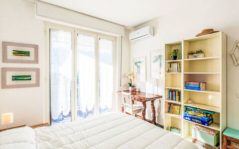 Bella Vista sul Mare: Mobilia, Interior Design, Letto, Camera Da Letto, Pavimento, Parete, Pavimentazione, Camera, Legna, Bedding