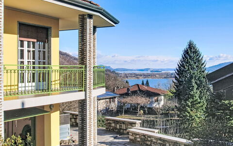 Le Radici: Zona Residenziale, Facciata, Architettura, Casa, Balcone, Portico, Estate, Villa, Shade, Corrimano