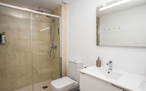 Cala Serena Village: Bagno, Pavimentazione, Idraulico Fixture, Parete, Pavimento, Interior Design, Specchio, Lavandino Del Bagno, Idraulico, Rubinetto