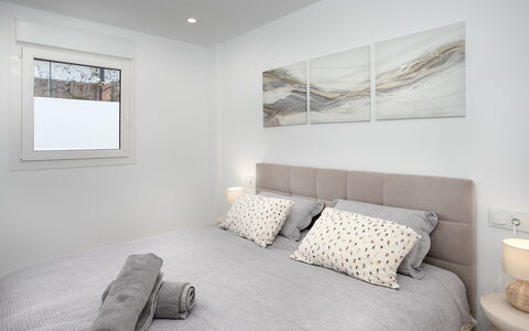 Cala Serena Village: Letto, Mobilia, Camera Da Letto, Interior Design, Bedding, Lenzuolo, Legna, Biancheria, Soffitto, Camera