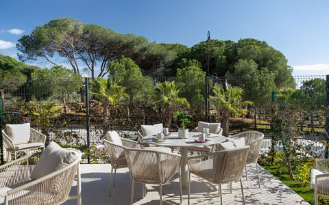 Cala Serena Village: Mobilia, Mobili Da Esterno, Sedia, Tavolo Esterno, Giardino, Shade, Landscaping, Terrazza, Cortile, Backyard