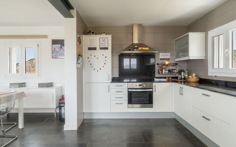 Sa Blanca: Cucina, Controsoffitto, Elettrodomestico Da Cucina, Interior Design, Pavimentazione, Cabinetry, Mobilia, Apparecchio Major, Soffitto, Pavimento