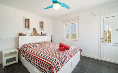 Sa Blanca: Mobilia, Interior Design, Letto, Camera Da Letto, Pavimentazione, Pavimento, Lenzuolo, Legna, Soffitto, Camera