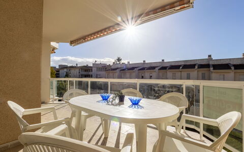 Costa Blanca Iii: Shade, Appartamento, Balcone, Landscaping, Cortile, Mobili Da Esterno, Villa