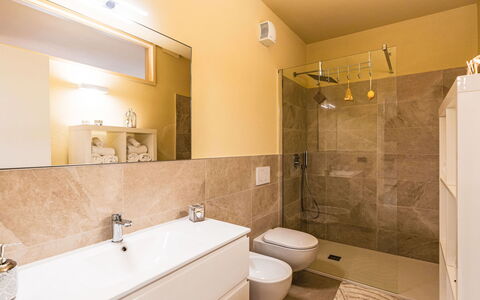 Micuzzo: Bagno, Pavimentazione, Interior Design, Idraulico Fixture, Pavimento, Parete, Lavandino Del Bagno, Lavello, Rubinetto, Idraulico