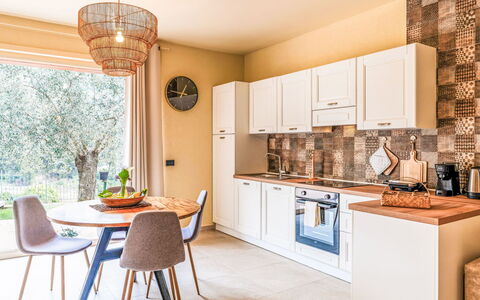 Micuzzo: Mobilia, Interior Design, Pavimentazione, Legna, Pavimento, Camera, Soffitto, Sedia, Cucina, Cucina & Sala Da Pranzo Tavolo