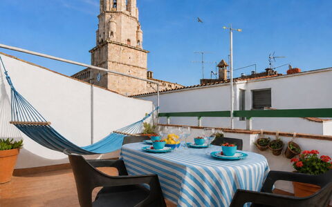Town Plaza Palafrugell: Appartamento, Dipingere, Hotel, Balcone, Pianta Della Casa, Vaso Di Fiori