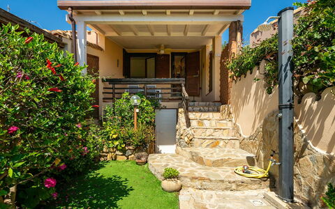 Casetta nel Blu: Arbusto, Giardino, Casa, Landscaping, Shade, Cortile, Backyard, Balcone, Le Scale