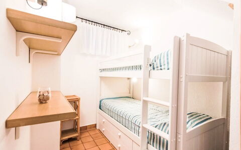 Casetta nel Blu: Interior Design, Letto, Camera Da Letto, Mobilia, Legna, Pavimento, Pavimentazione, Soffitto, Lenzuolo, Bedding