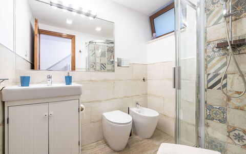Casetta nel Blu: Pavimentazione, Bagno, Idraulico Fixture, Pavimento, Interior Design, Lavello, Rubinetto, Lavandino Del Bagno, Gabinetto, Idraulico