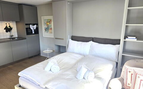 Tgiesa Alva: Mobilia, Interior Design, Camera Da Letto, Letto, Pavimento, Pavimentazione, Bedding, Lenzuolo, Biancheria, Lancia Cuscino