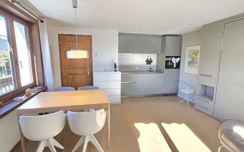 Tgiesa Alva: Mobilia, Interior Design, Pavimento, Pavimentazione, Legna, Sedia, Pavimento In Legno, Soffitto, Camera, Cucina & Sala Da Pranzo Tavolo
