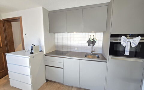 Tgiesa Alva: Cabinetry, Pavimentazione, Cucina, Elettrodomestico Da Cucina, Controsoffitto, Legna, Interior Design, Pavimento, Mobilia, Apparecchio Major