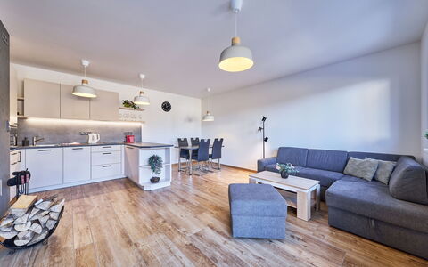 Sunny Terrace Oasis: Pavimentazione, Interior Design, Mobilia, Legna, Pavimento, Soffitto, Camera, Divano, Illuminazione, Soggiorno