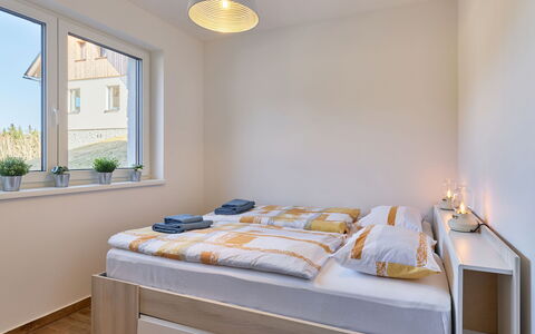 Sunny Terrace Oasis: Letto, Camera Da Letto, Interior Design, Legna, Mobilia, Bedding, Lenzuolo, Camera, Pavimentazione, Pavimento